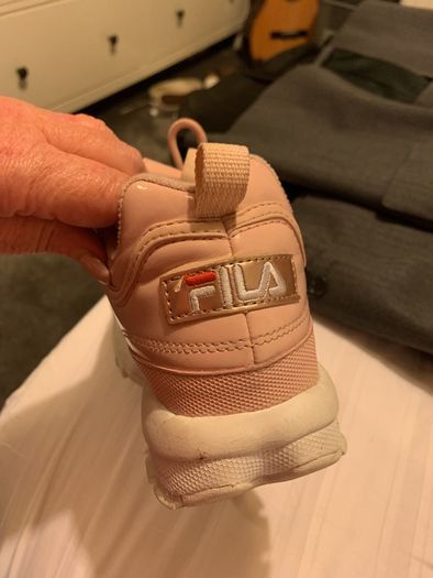 Girls / womens pink filas