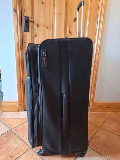 Large LINEA Suitcase.Luggage+ 4 Wheels. Excellent Condition