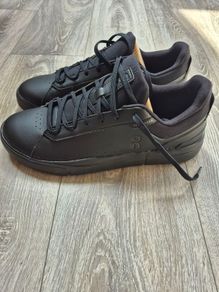 ON Roger The Advantage Mens Trainers