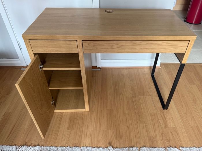 Child desk