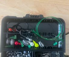 Box of fishing accesories, 225 pieces