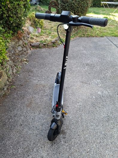 Kruz Electric Scooter - Excellent Condition (Brand New Solid Tyre Installed)