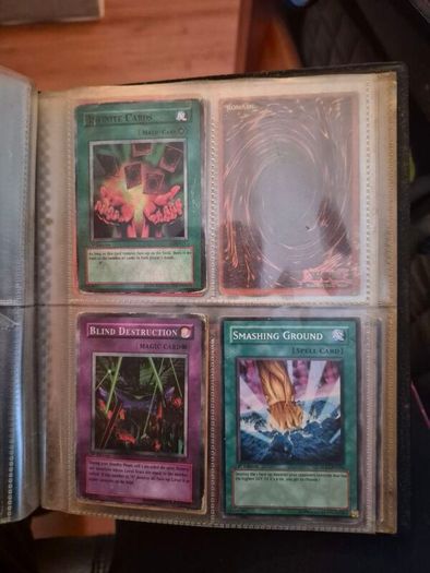 Yu-Gi-Oh! Trading Card Game Card Binder 1996 w/ random. Cards inside
