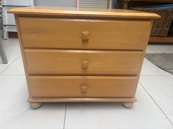 Classic Light Wood 3-Drawer Chest / Nightstand