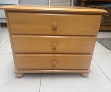Classic Light Wood 3-Drawer Chest / Nightstand