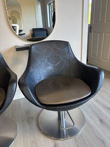 Salon chair