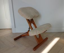Kneeling Chair. Excellent condition. Fine adjustment mechanism.