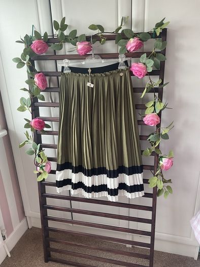 skirt Bnwt relish khaki fine pleat elastic waistband skirt size small