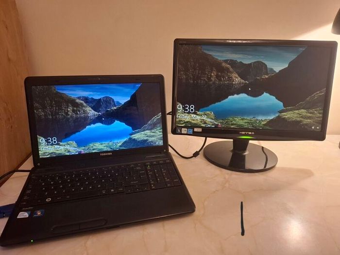 2x HannsG 19 inch Monitors