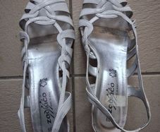 white sandal shoe's