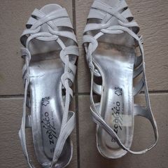 white sandal shoe's
