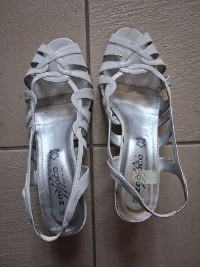 white sandal shoe's