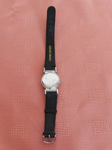very old manual Foreign watch. Leather strap. Working. Beautiful 15 Jewels manual wind movement Swiss made .