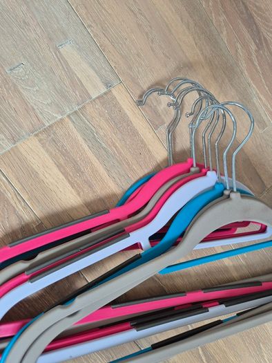 Clothes hangers, Velvet and plastic