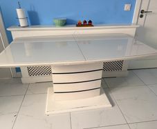 Extendable dining table