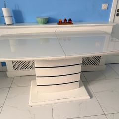 Extendable dining table