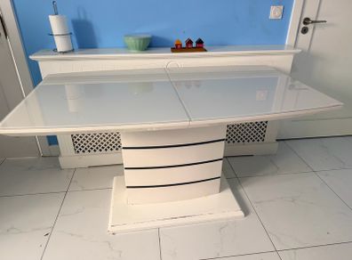 Extendable dining table