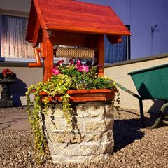 Garden feature, wishing well planter