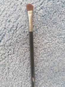 Mac 275 angled eyeshadow brush