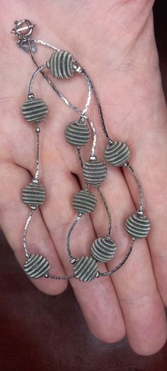 Vintage jewelry is sold individually for 5 to 10 euros