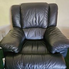 3 seater recliner and 2 armchairs