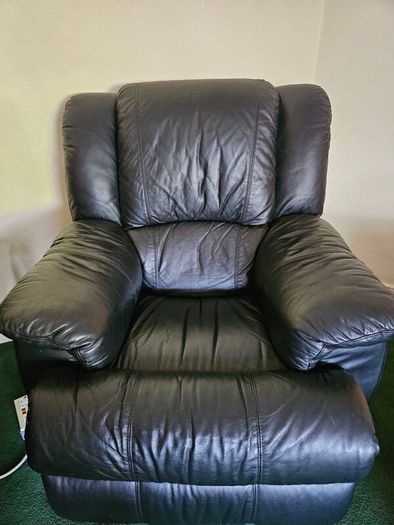3 seater recliner and 2 armchairs