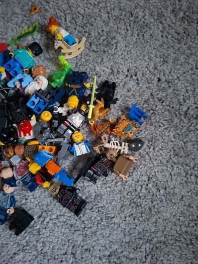 Bulk lego minfigures and accesories
