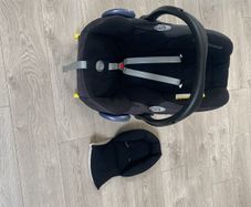 Maxi cosi isofix infant seat (13kg) and newborn insert