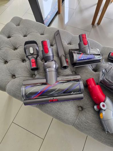 Dyson v15 Extra brand new with new genuine accessories