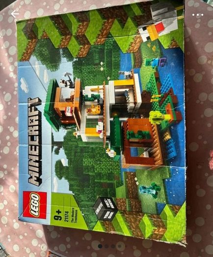 Lego Minecraft. The Modern treehouse