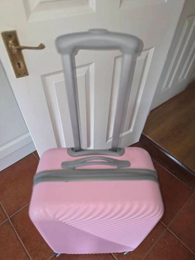 Medium suitcase