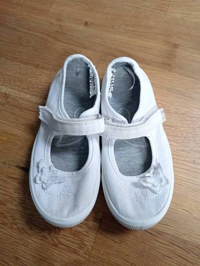 White kids pumps