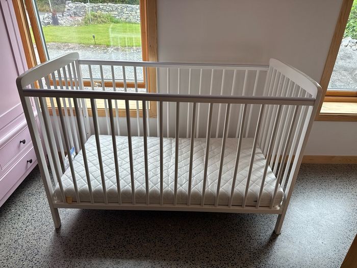 Baby Elegance Cot & new Mamas Papas mattress