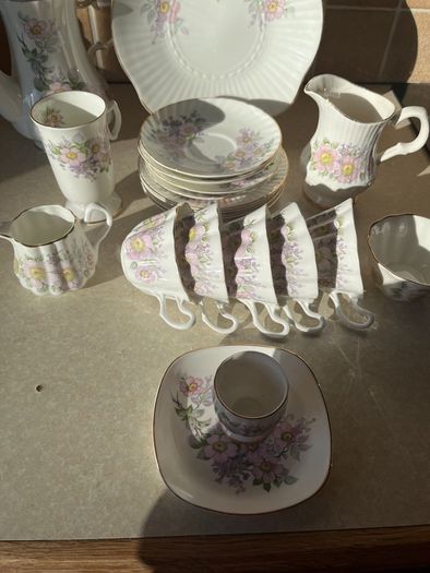 Vintage Royal Tara 21 piece set Irish Blossom in Mint condition