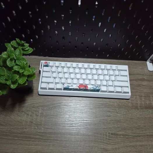 Mad60he White RGB Amber Pro Switches Coral Keycaps and Cable