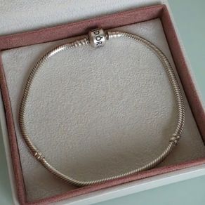 Pandora bracelet barrel clasp size 23cm very good condition fully hallmarked