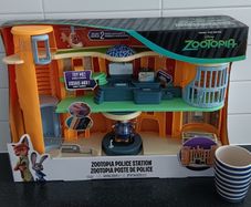 zootopia movie police station playset  (NEW)