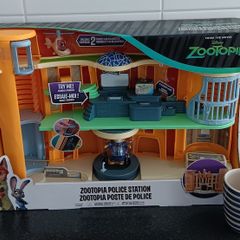 zootopia movie police station playset  (NEW)