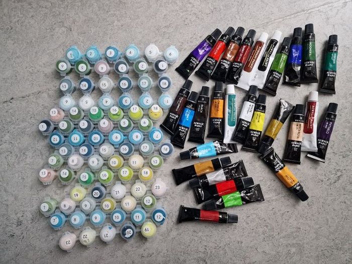 Bundle of paints