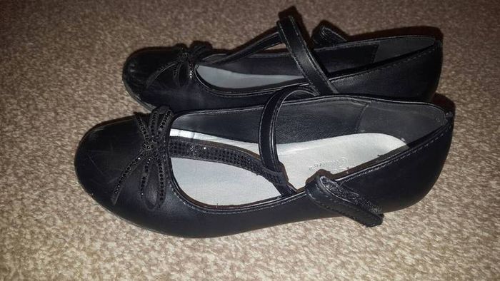 Girls black shoes UK11