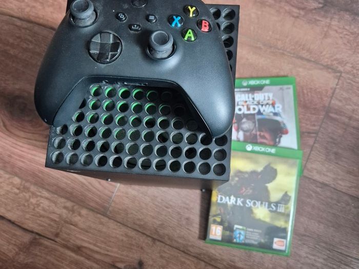 Xbox Series X console 1TB, includes controller, cables and 2 games