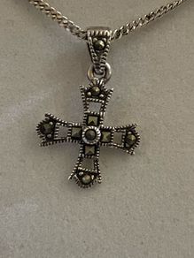 A silver marcasite cross & chain