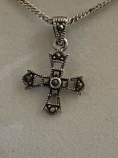 A silver marcasite cross & chain