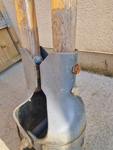 Post hole digger