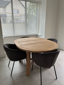 Extendable Round/Oval Oak Dining Table & 4 Chairs