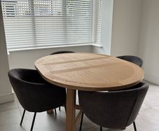 Extendable Round/Oval Oak Dining Table & 4 Chairs