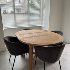 Extendable Round/Oval Oak Dining Table & 4 Chairs