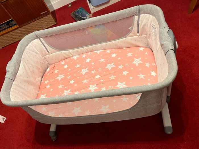 Height adjustable co-sleeper bassinet