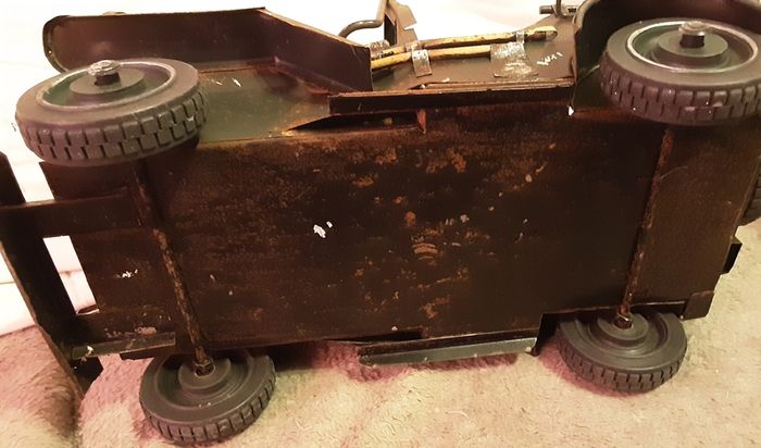 Nice metal rustic looking jeep