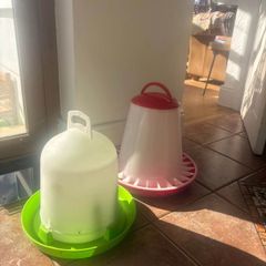 Poultry hen drinker and feeder